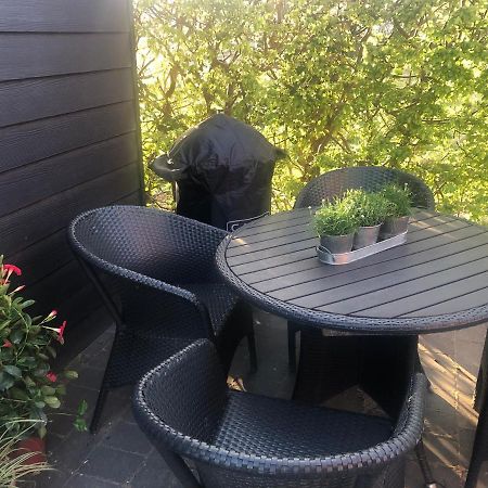 Nyistandsat Hojloftet Kaelderlejlighed Pa 70 M2 I Viborg Centrum, Med Plads Til 4 Personer Extérieur photo