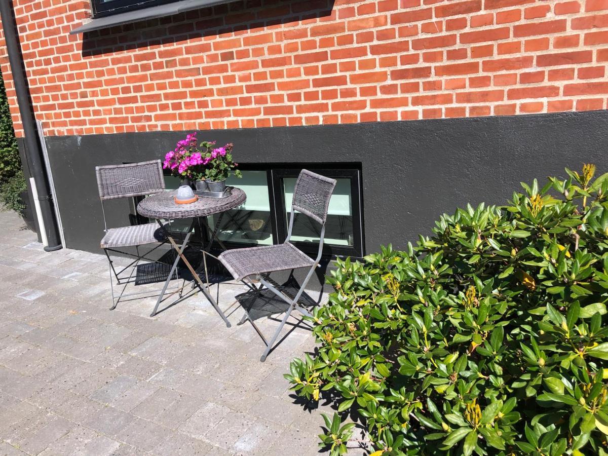 Nyistandsat Hojloftet Kaelderlejlighed Pa 70 M2 I Viborg Centrum, Med Plads Til 4 Personer Extérieur photo