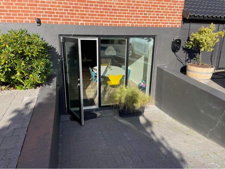 Nyistandsat Hojloftet Kaelderlejlighed Pa 70 M2 I Viborg Centrum, Med Plads Til 4 Personer Extérieur photo